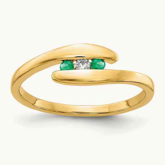 Emerald and Diamond 3-stone Ring — photo set