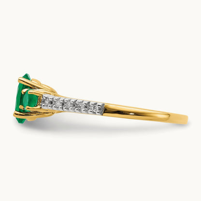 Oval Emerald and Diamond Ring — photo set
