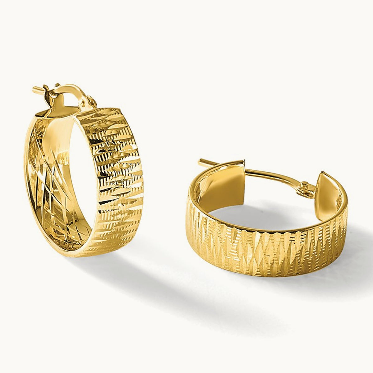 Polished and Diamond-cut Round Hoop Earrings — Leslie's
