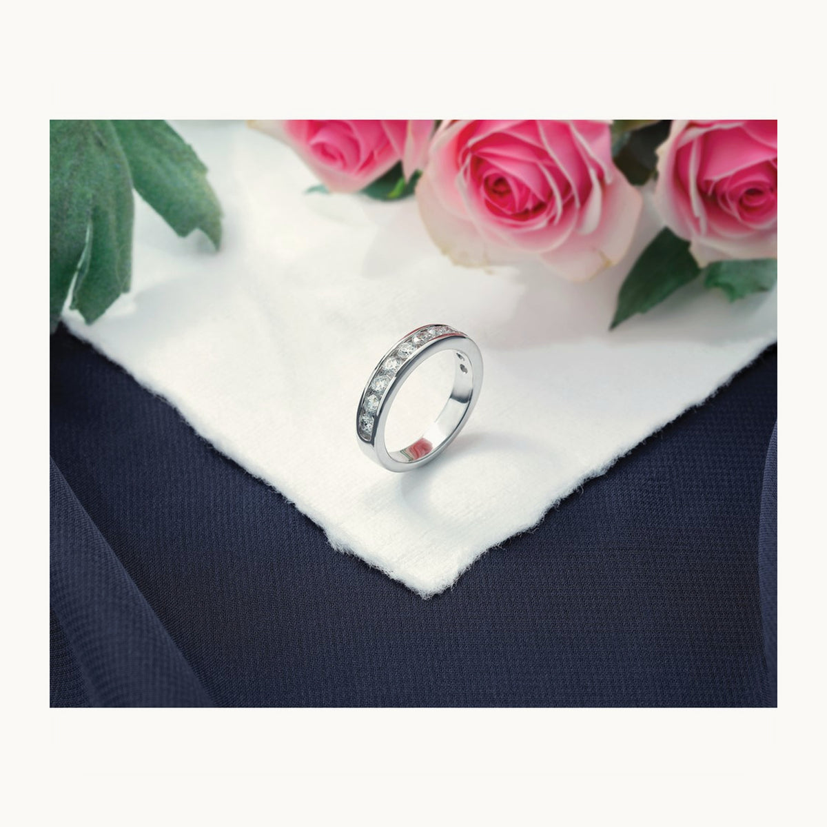 Setting: 11- Stone Closed Channel Band Mounting, 2.9mm — 14K White Gold