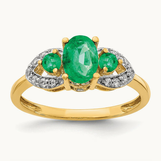 Oval Emerald and Diamond Ring — photo set