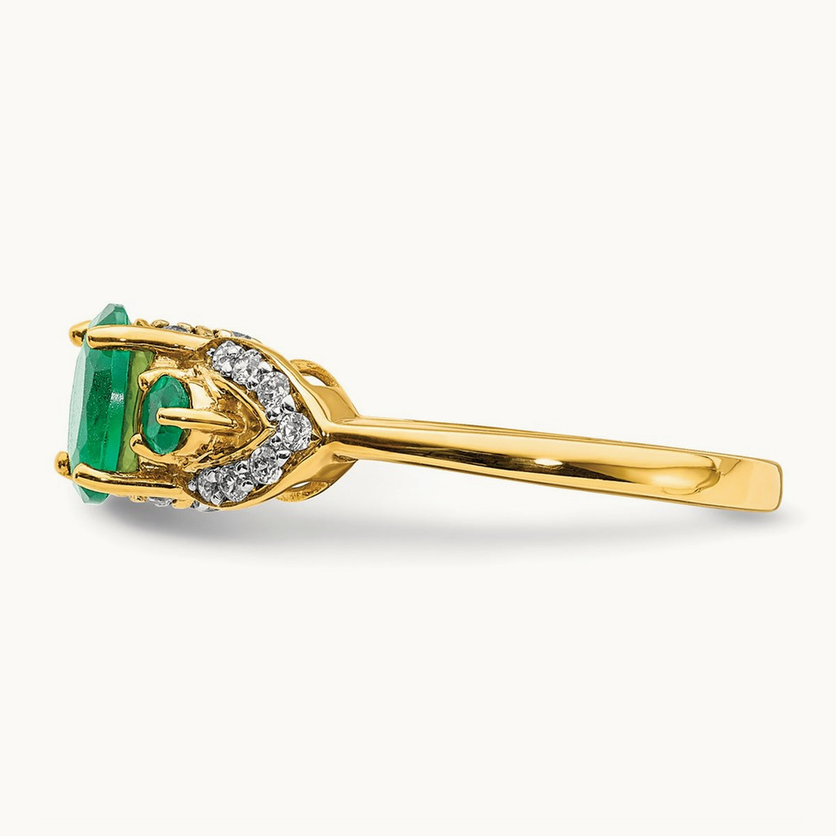 Oval Emerald and Diamond Ring — photo set