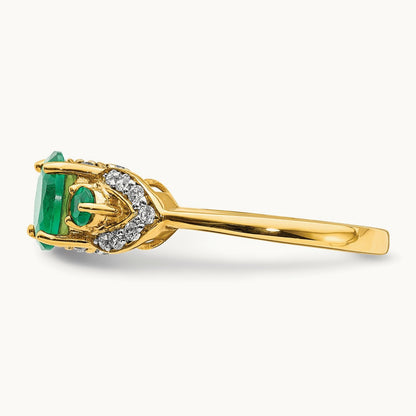 Oval Emerald and Diamond Ring — photo set