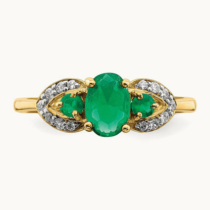Oval Emerald and Diamond Ring — photo set