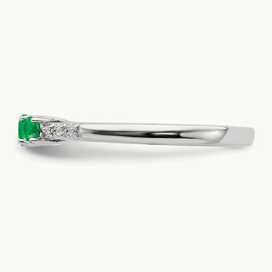 Emerald and Diamond 3-stone Ring — photo set